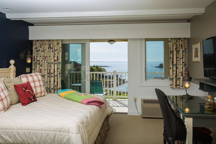 More Photos Of 886 Commercial St, Rockport Hotel For Sale