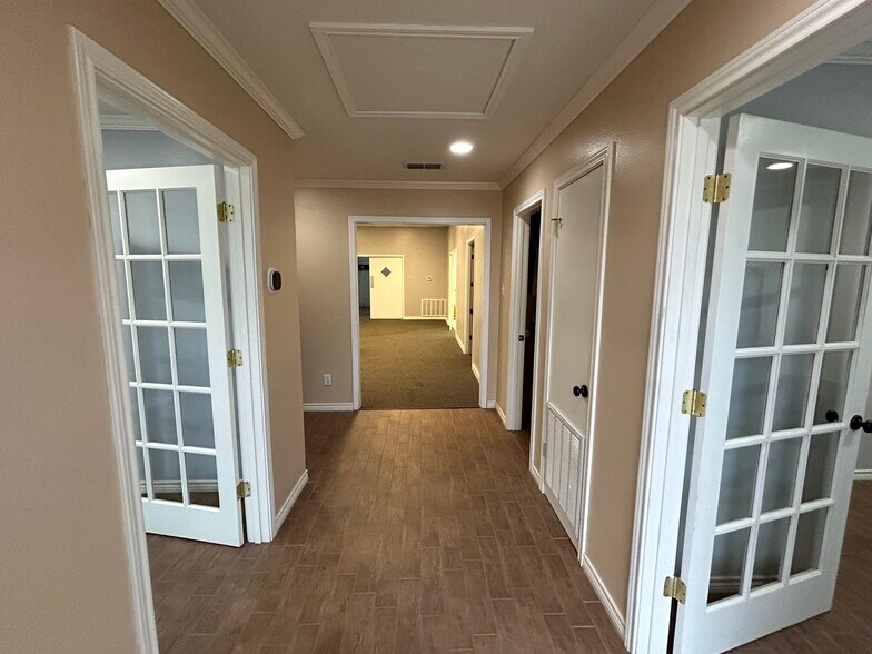 More Photos Of 5424 W Oak St, Palestine Showroom For Lease