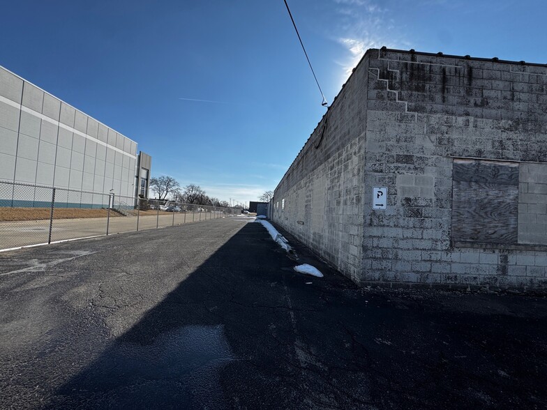 More Photos Of 9128 W Belmont Ave, Franklin Park Manufacturing For Sale