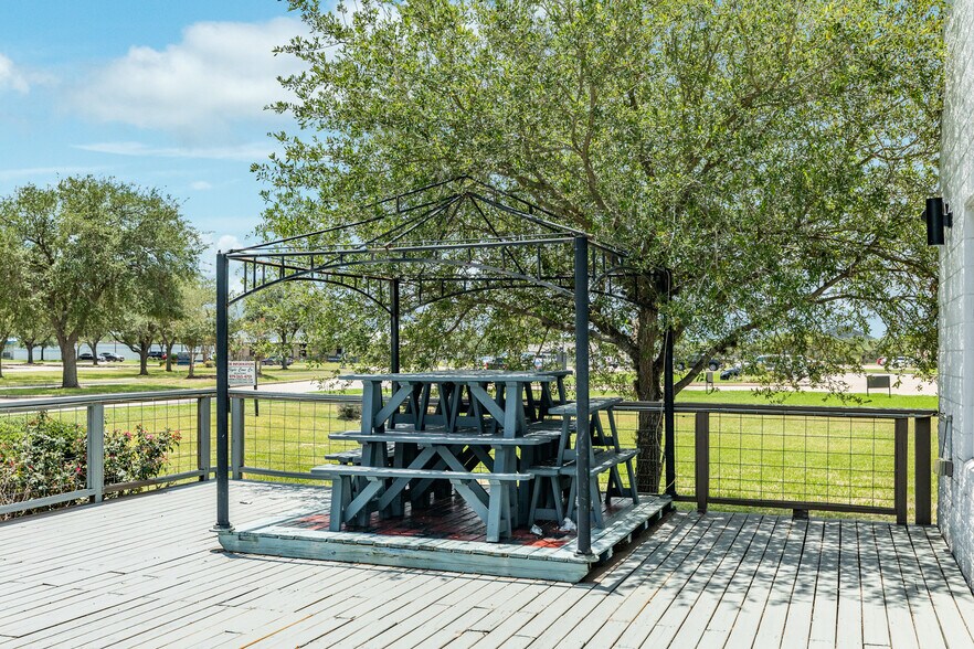 More Photos Of 470 This Way St, Lake Jackson General Retail For Sale