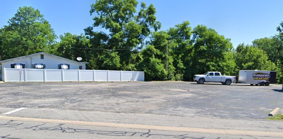 More Photos Of 212 E Elm St, Alton Specialty For Lease
