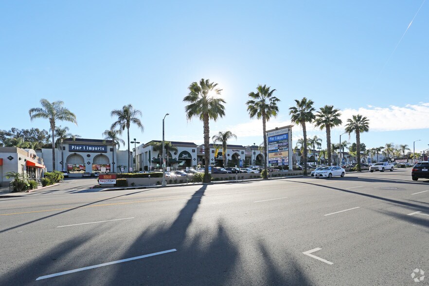 More Photos Of 17200 Ventura Blvd, Encino General Retail For Lease