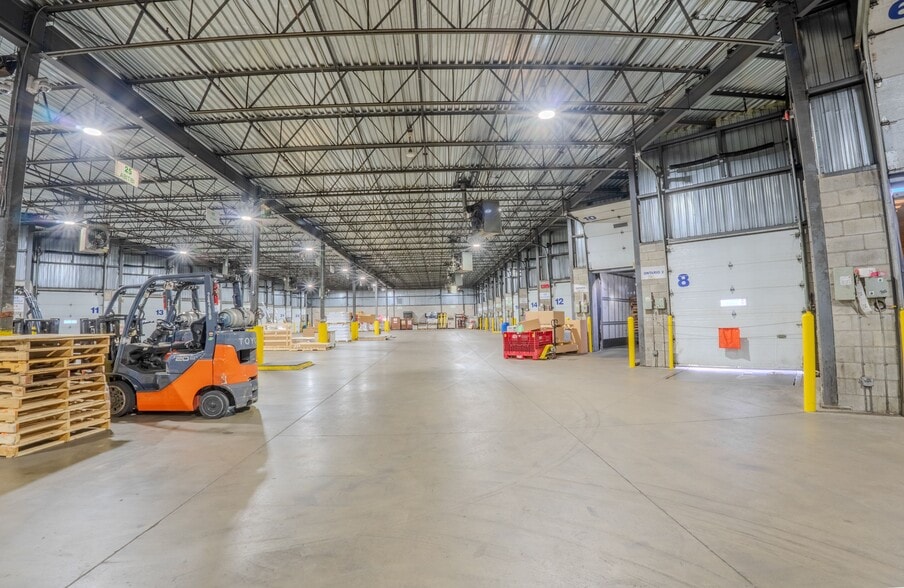 More Photos Of 13150 Boul Métropolitain E, Montréal Distribution For Sale