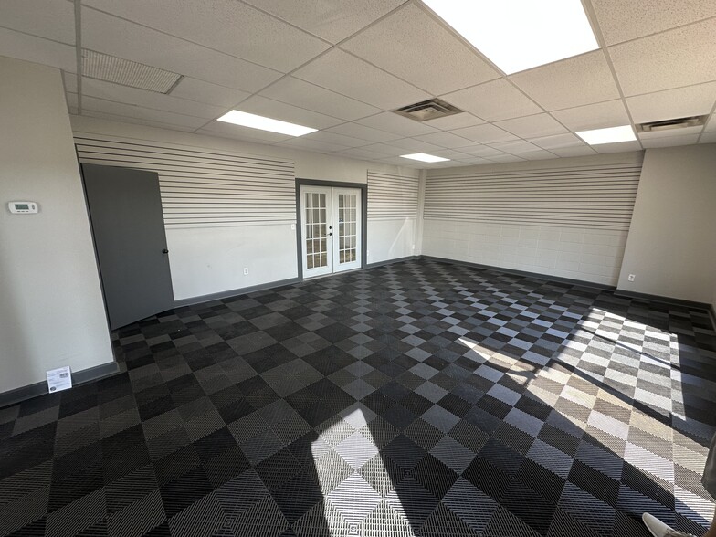 More Photos Of 4651 N 20th St, Ozark Warehouse For Lease