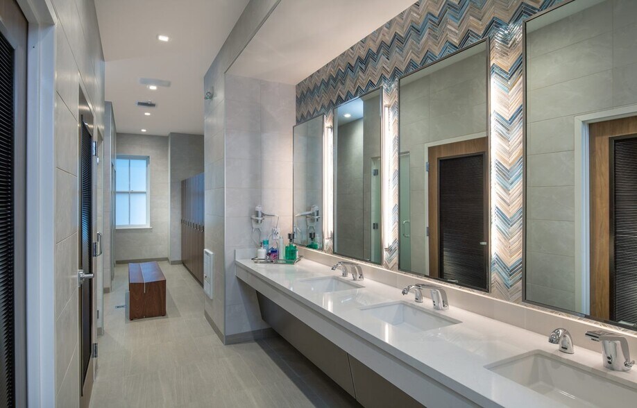 More Photos Of 2000 Pennsylvania Ave NW, Washington Office For Lease