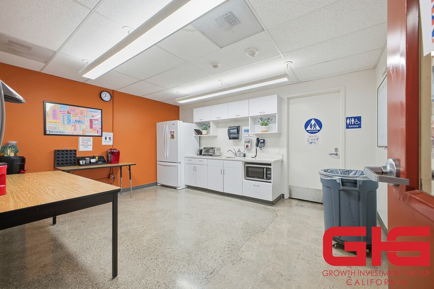 More Photos Of 7330 N Figueroa St, Los Angeles Office For Sale