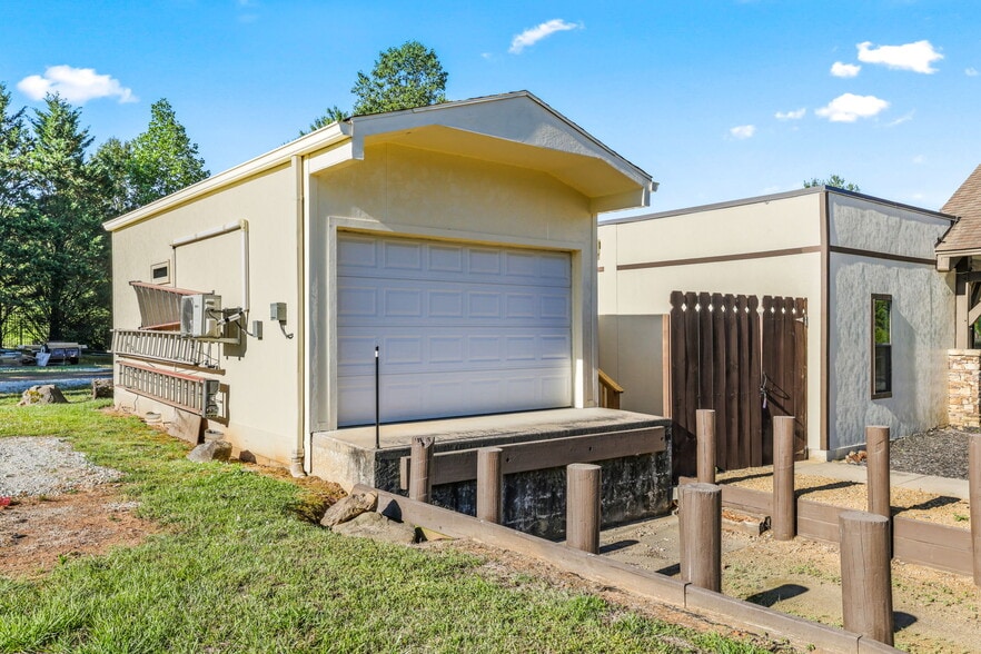More Photos Of 310 Terrell Rd, Franklin Office For Sale