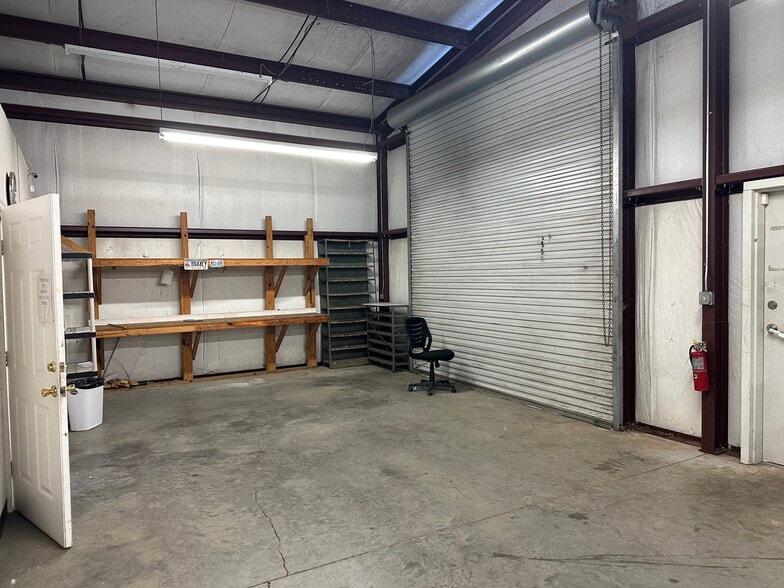 More Photos Of 110 Crossway Rd, Tallahassee Warehouse For Lease