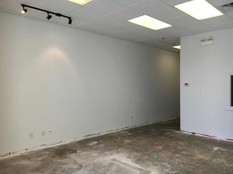 More Photos Of 1520 Lake St, Roselle Freestanding For Lease