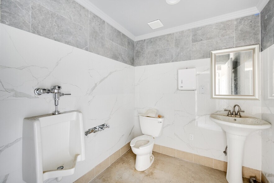 More Photos Of 6500 Foothill Blvd, Tujunga Restaurant For Sale