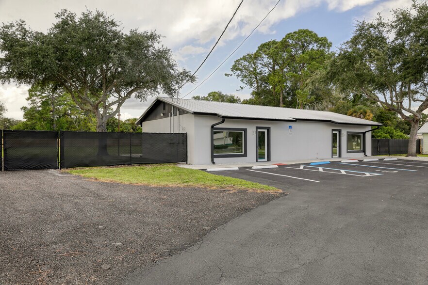 More Photos Of 1228 S Hopkins Ave, Titusville Office For Sale