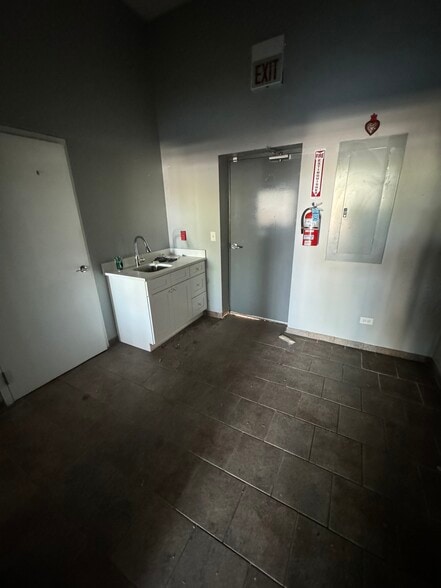 More Photos Of 1413 W 127th St, Calumet Park Storefront For Lease