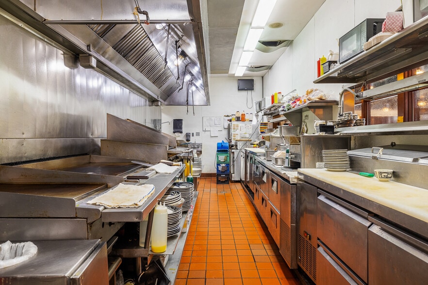 More Photos Of 3200 W Clearwater Ave, Kennewick Restaurant For Sale