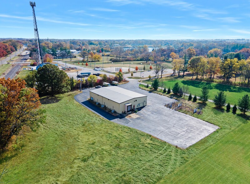 More Photos Of 802 Hickory St, Mahomet Warehouse For Lease