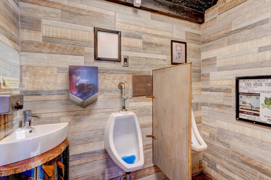 More Photos Of 135 Duval St, Key West Bar For Lease