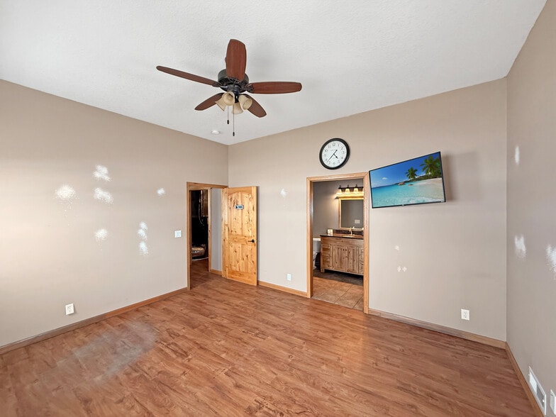 More Photos Of 10980 NE Hubbell Rd, Maxwell Industrial For Sale