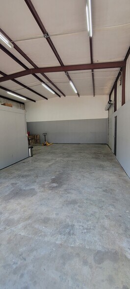 More Photos Of 340 Mechanic St, Tomball Light Distribution For Lease