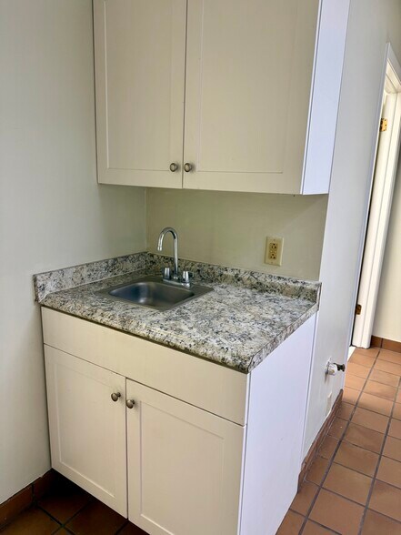 More Photos Of 5422-5432 W Crenshaw St, Tampa Unknown For Lease