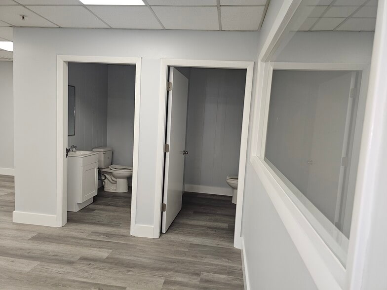 More Photos Of 101 Industrial Dr, Bristol Distribution For Lease