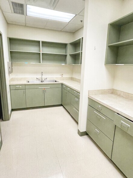 More Photos Of 900 Rand Rd, Des Plaines Medical For Lease