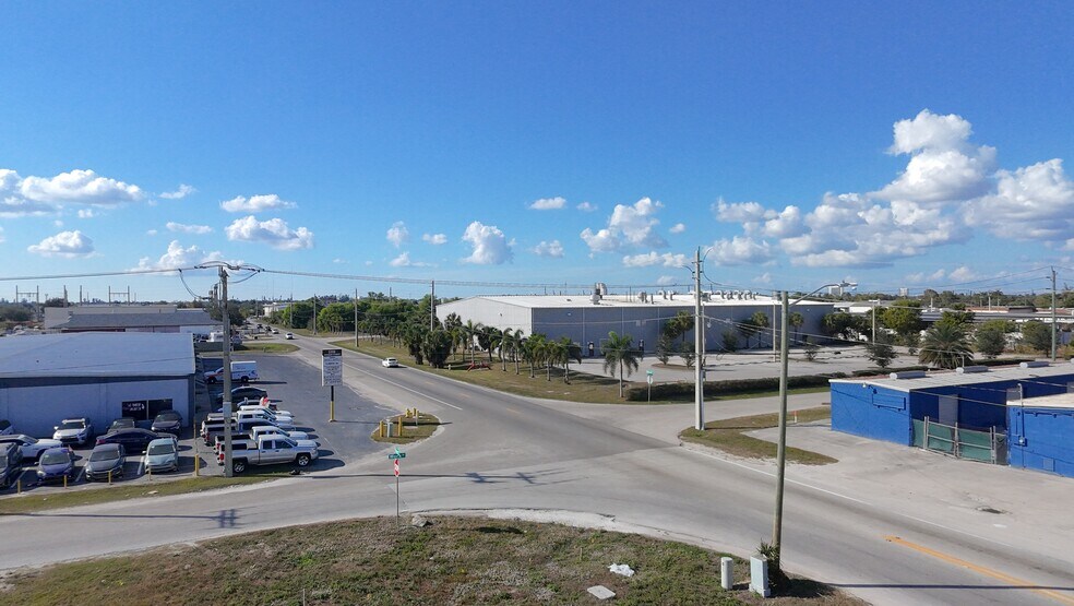 More Photos Of 3307 Hanson St, Fort Myers Warehouse For Lease