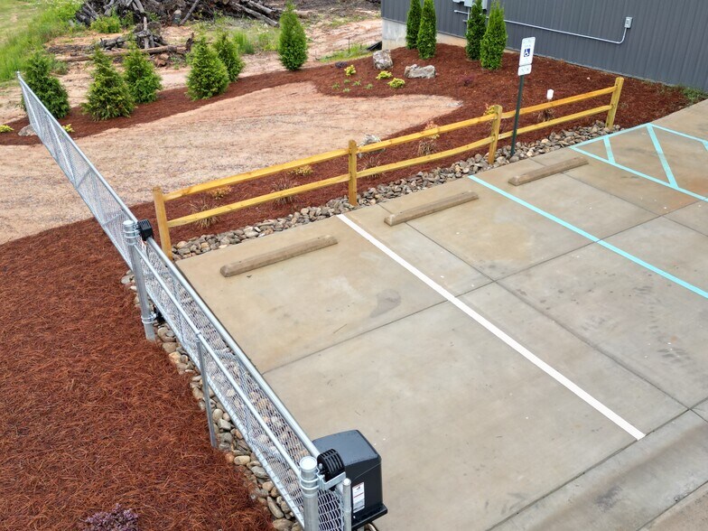 More Photos Of 1850 Chespark Dr, Gastonia Warehouse For Lease