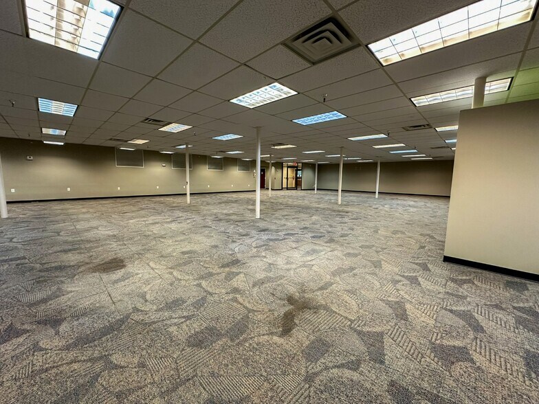 More Photos Of 806 Willowcreek Dr, Jacksonville Warehouse For Lease