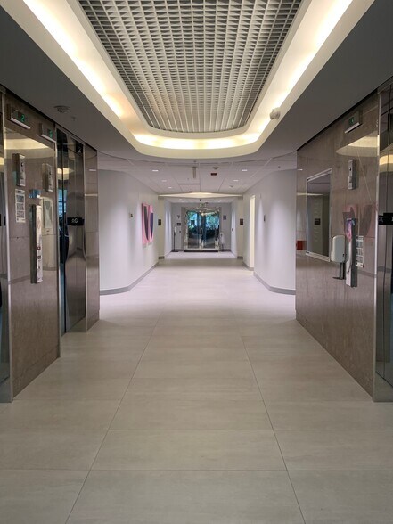 More Photos Of 5959 Waterford District Dr, Miami Office For Lease