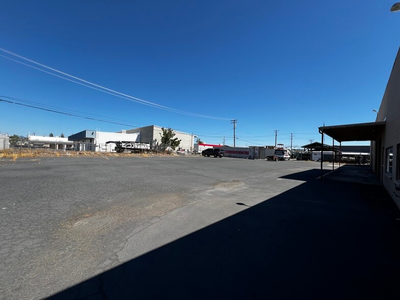 More Photos Of 860 Commerce St, Redding Warehouse For Lease