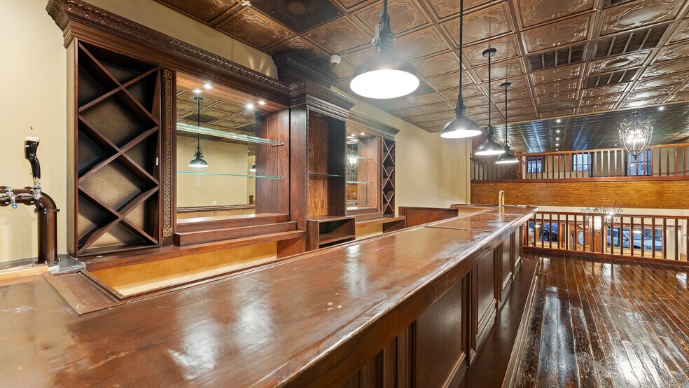 More Photos Of 117 W Walnut St, Rogers Restaurant For Lease