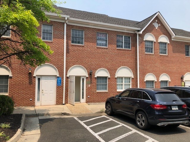 More Photos Of 722 Grant St, Herndon Medical For Sale