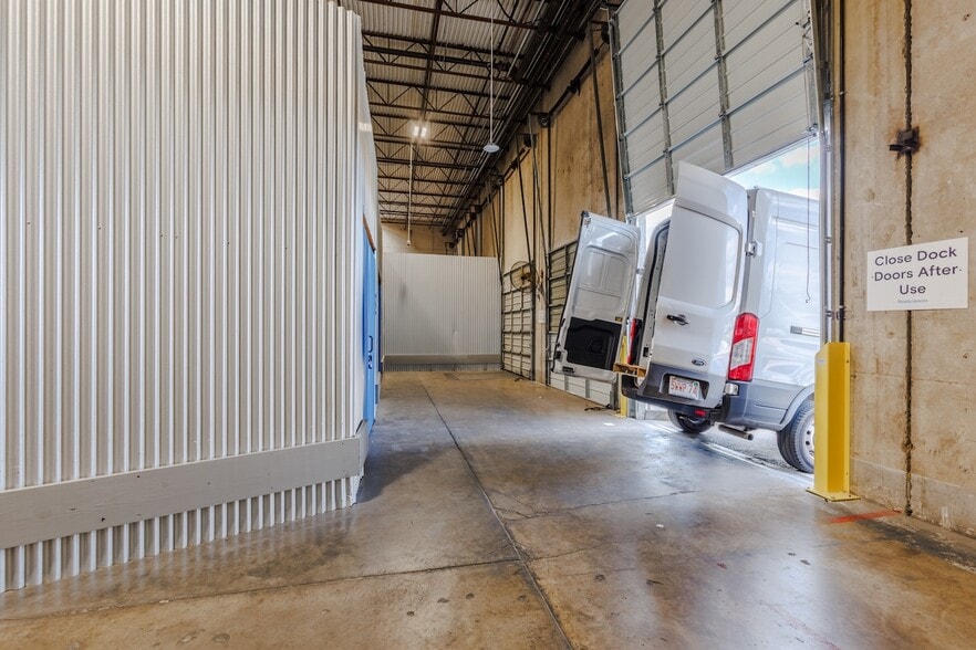 More Photos Of 11410-11420 Mathis Ave, Farmers Branch Distribution For Lease