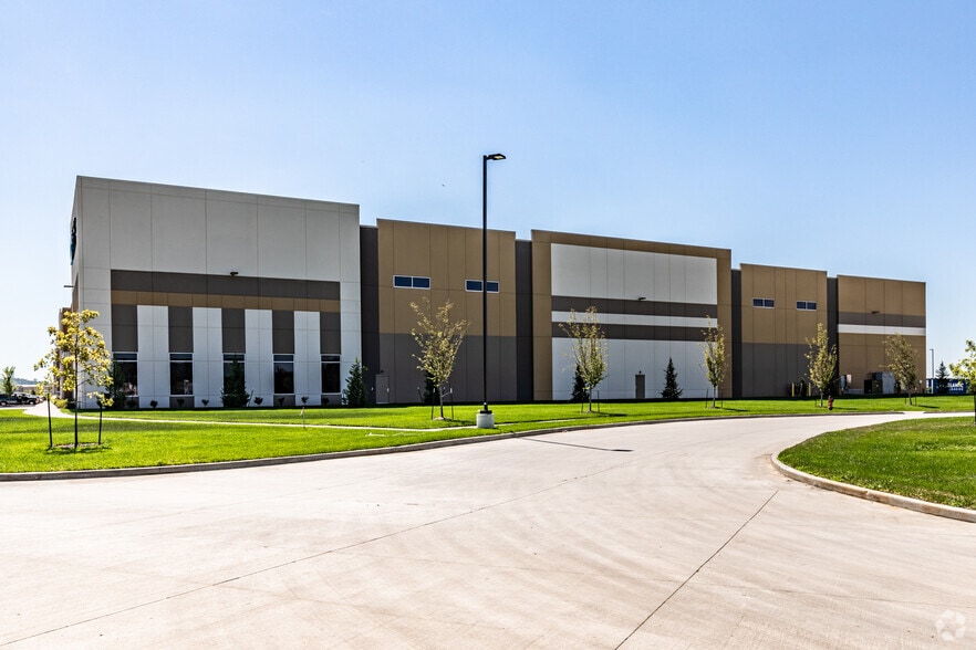 More Photos Of 14300 NE 41st St, Kansas City Distribution For Lease