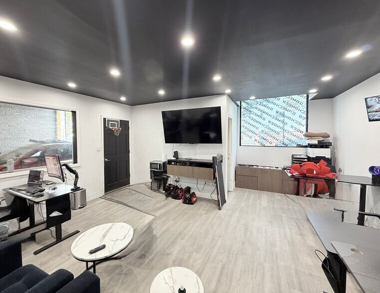More Photos Of 2814 20th Ave, Long Island City Warehouse For Lease