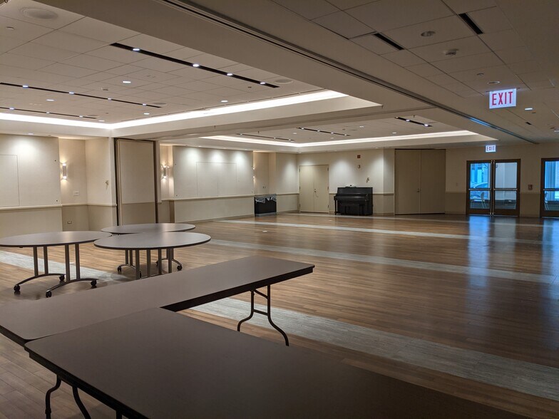 More Photos Of 1111 N Wells St, Chicago Office For Lease