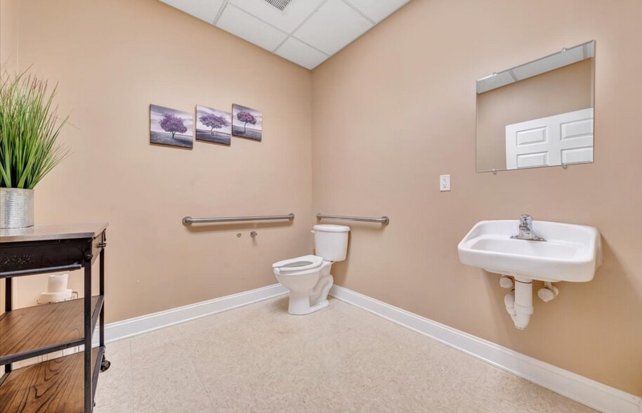 More Photos Of 1101-1109 Electric Rd, Salem Medical For Sale