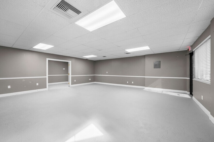 More Photos Of 1459 SE Village Green Dr, Port Saint Lucie Warehouse For Sale