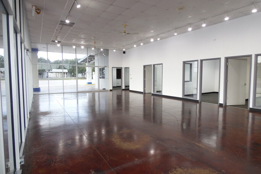 More Photos Of 905 N Harborth Ave, Three Rivers Auto Dealership For Sale