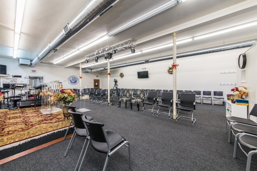 More Photos Of 5700-5716 N Western Ave, Chicago Storefront For Lease