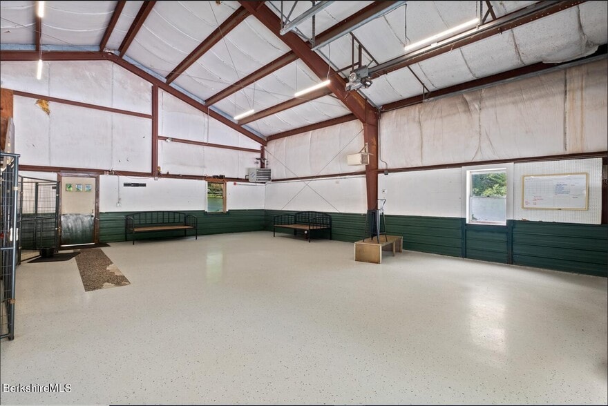 More Photos Of 1099 New Ashford Rd, Williamstown Veterinarian Kennel For Sale