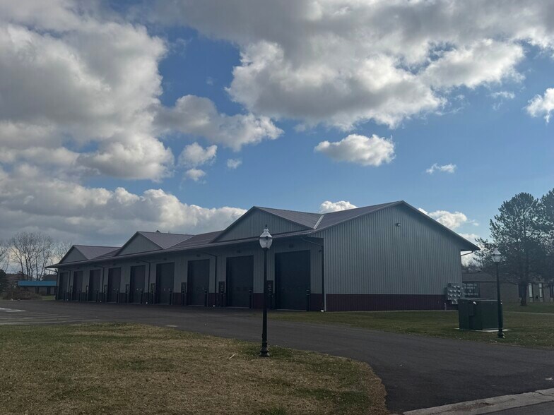 More Photos Of 10 Regency Oaks Blvd, Rochester Warehouse For Lease