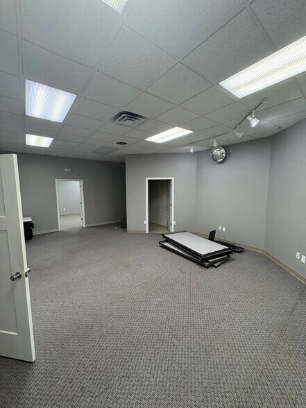 More Photos Of 1927 N Capitol Ave, Indianapolis Flex For Sale