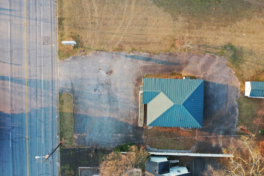 More Photos Of 2816 E North Ave, Anderson Funeral Home For Lease