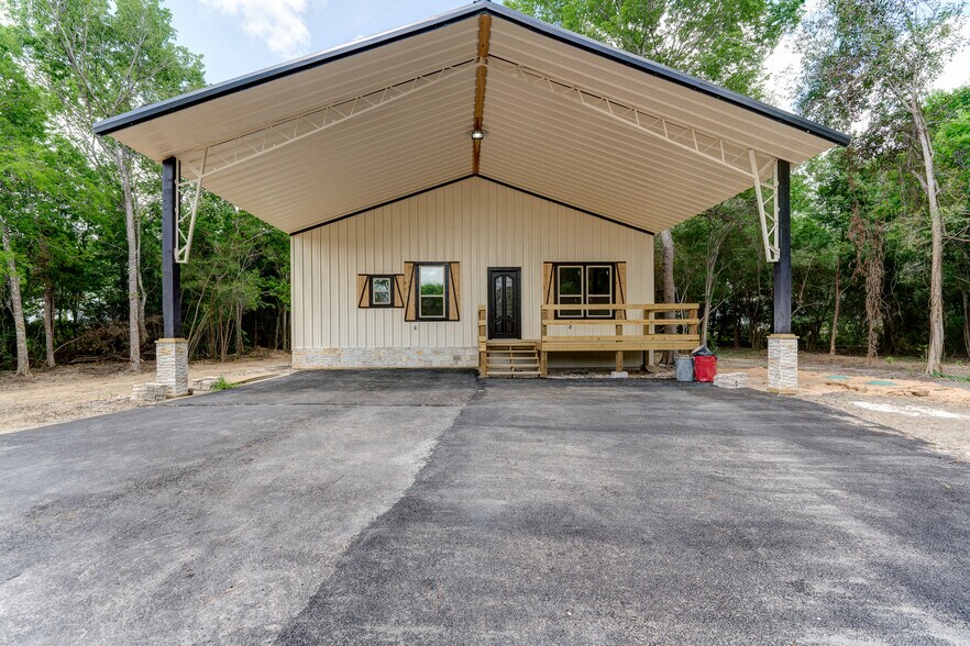 More Photos Of 4388 County Road 197, Alvin Specialty For Sale