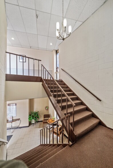 More Photos Of 473 W Northwest Hwy, Palatine Office For Sale