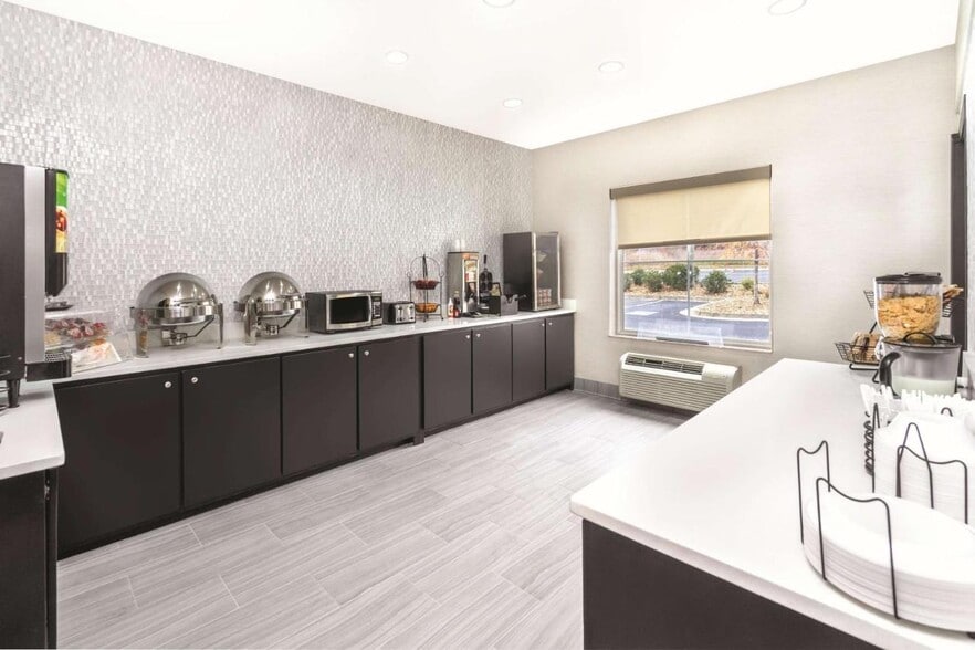 More Photos Of 15 Chateau Dr SE, Rome Hotel For Sale