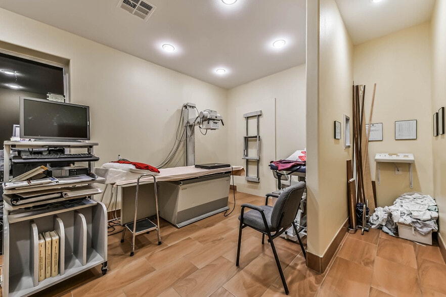 More Photos Of 1111 S Friendswood Dr, Friendswood Office For Lease