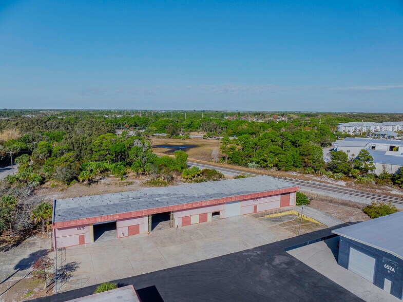 More Photos Of 657 NE Dixie Hwy, Jensen Beach Warehouse For Lease