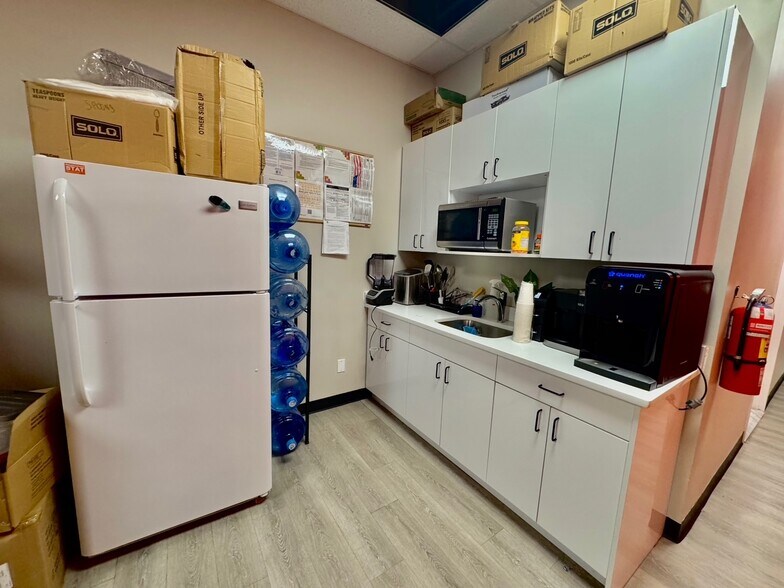 More Photos Of 1027 Beach 20th St, Far Rockaway General Retail For Sale