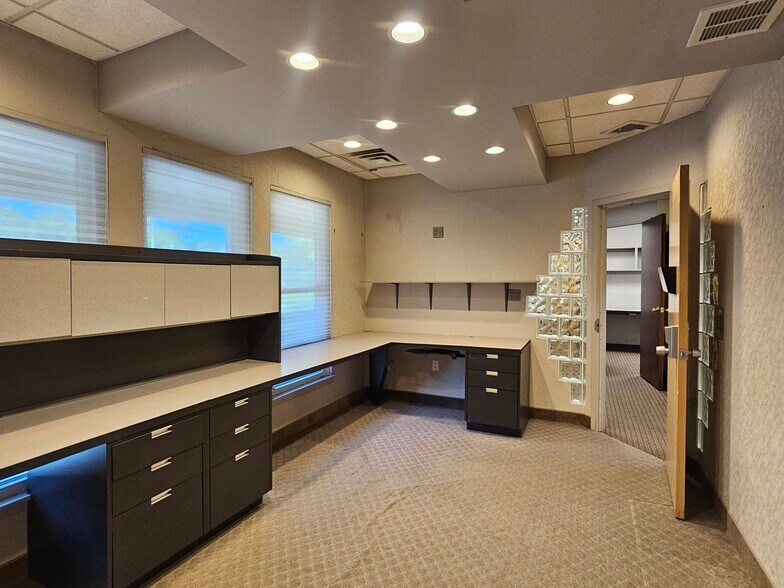 More Photos Of 202 E Main St, Huntington Medical For Lease